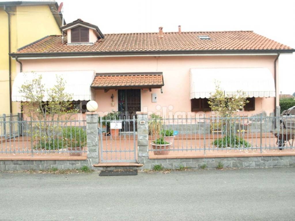 casa indipendente in vendita a Santo Stefano di Magra