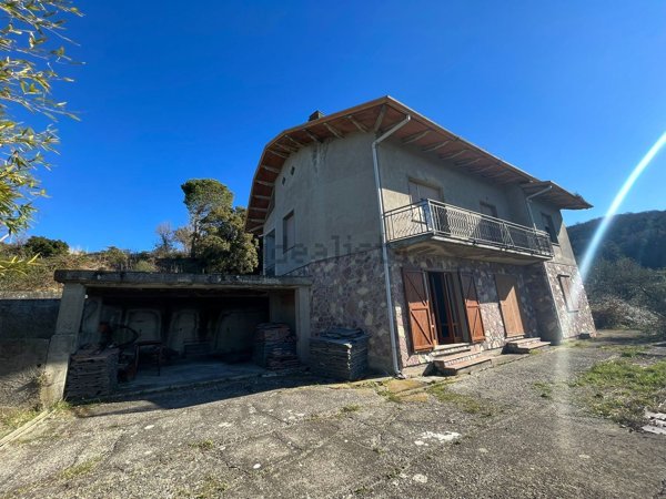 casa indipendente in vendita a Santo Stefano di Magra