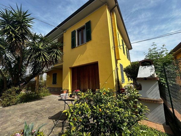 casa indipendente in vendita a Santo Stefano di Magra