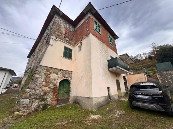 casa indipendente in vendita a Santo Stefano di Magra