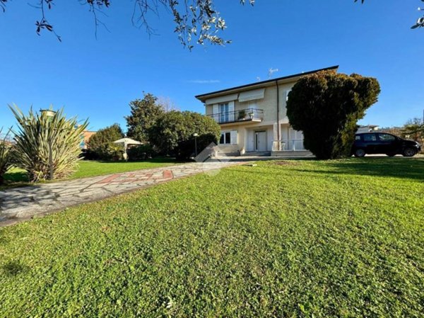 casa indipendente in vendita a Santo Stefano di Magra