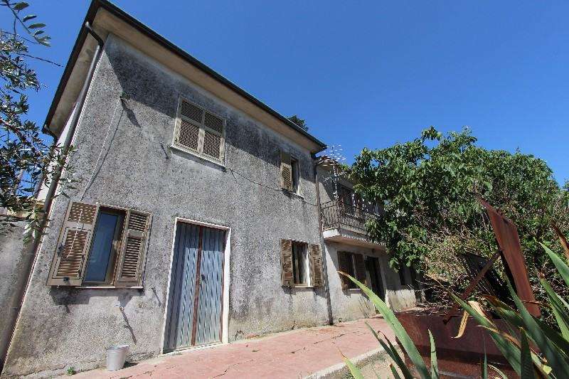 casa indipendente in vendita a Santo Stefano di Magra