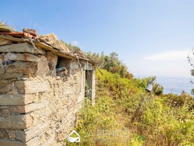 locale di sgombero in vendita a Santo Stefano di Magra