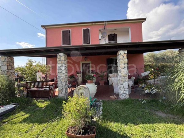 casa indipendente in vendita a Santo Stefano di Magra