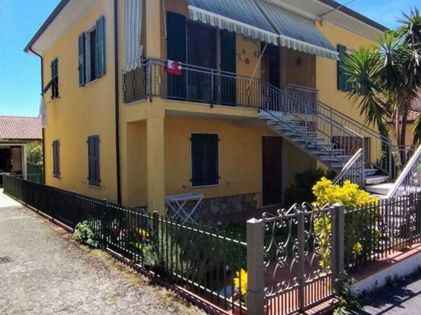 casa indipendente in vendita a Santo Stefano di Magra