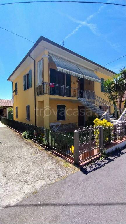 casa indipendente in vendita a Santo Stefano di Magra