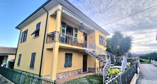 casa indipendente in vendita a Santo Stefano di Magra