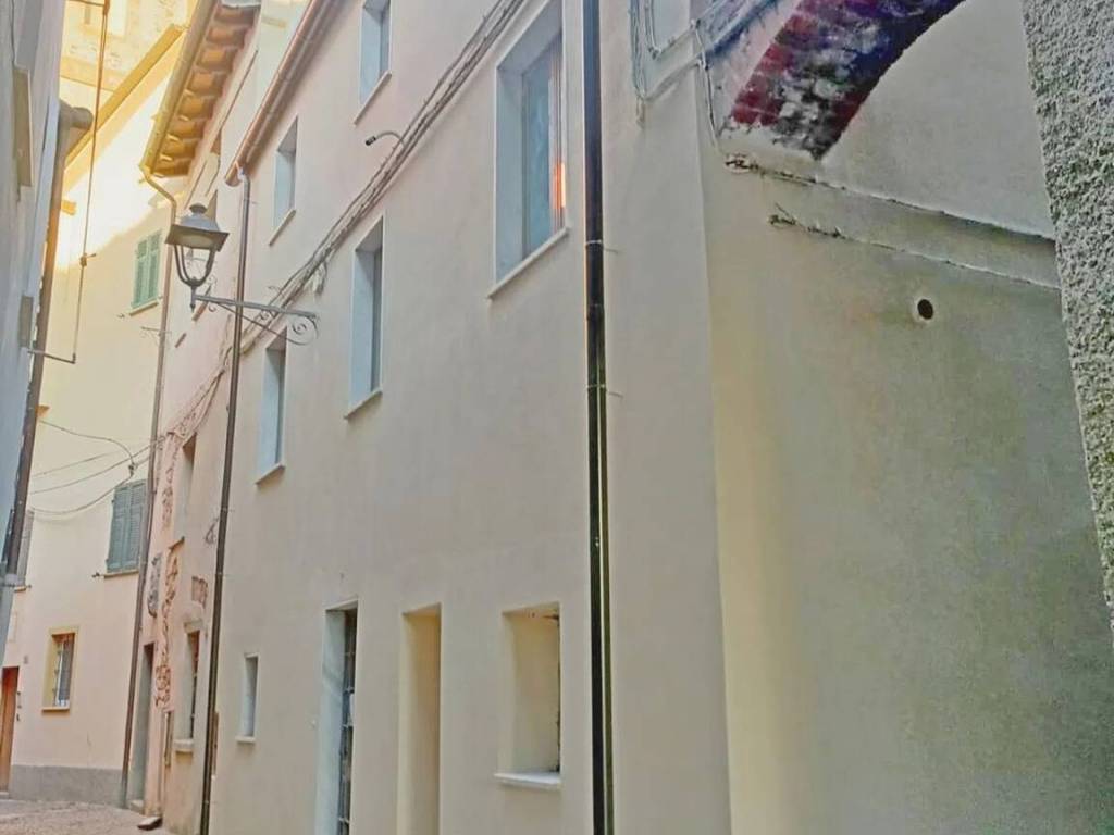 casa indipendente in vendita a Santo Stefano di Magra