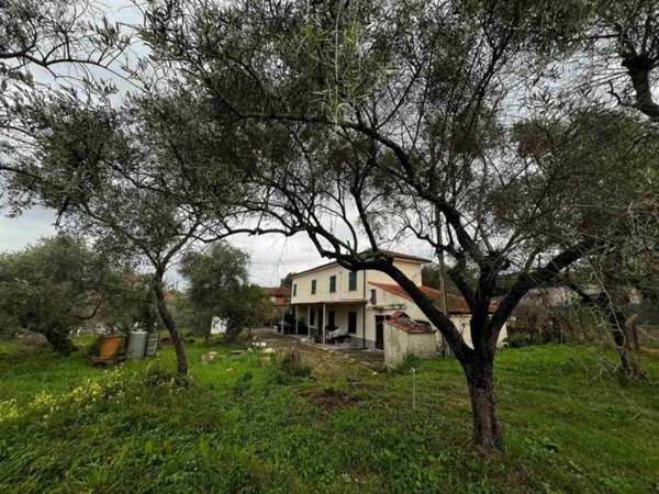 casa indipendente in vendita a Santo Stefano di Magra