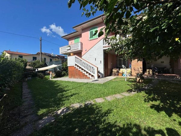 casa indipendente in vendita a Santo Stefano di Magra