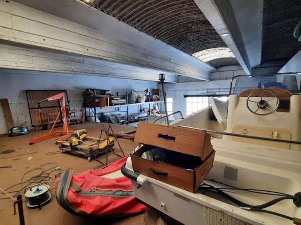 locale commerciale in vendita a Santo Stefano di Magra