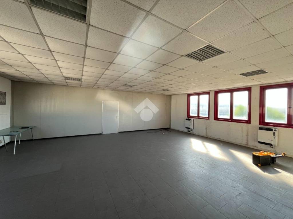 locale commerciale in vendita a Santo Stefano di Magra