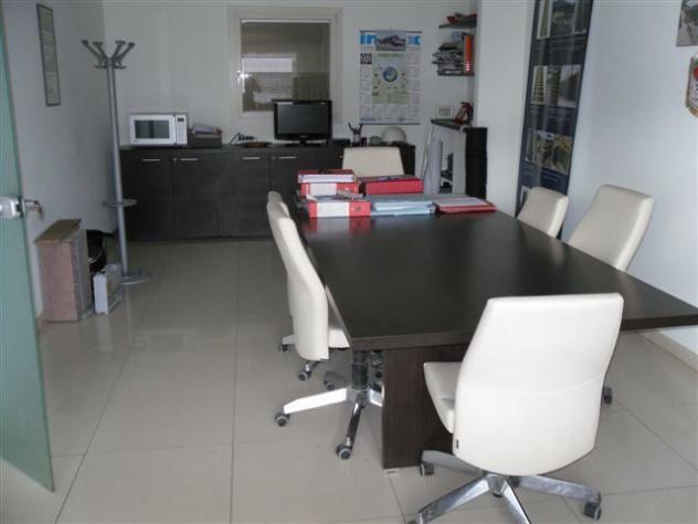 locale commerciale in vendita a Santo Stefano di Magra