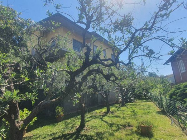 casa indipendente in vendita a Santo Stefano di Magra