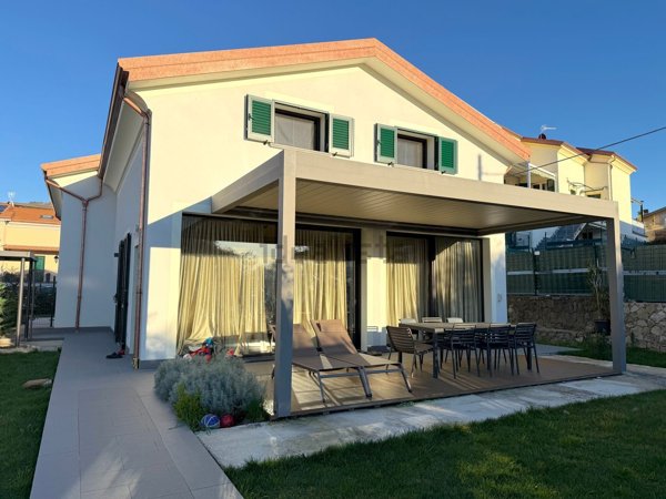 casa indipendente in vendita a Santo Stefano di Magra