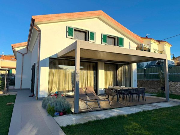 casa indipendente in vendita a Santo Stefano di Magra