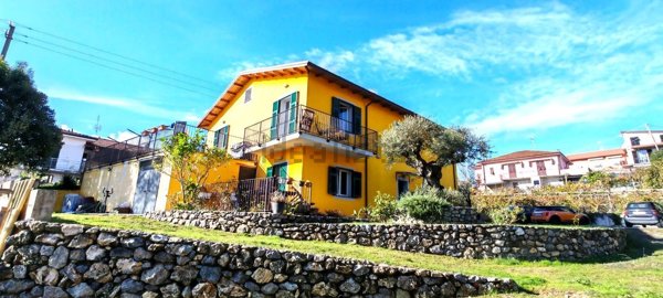 casa indipendente in vendita a Santo Stefano di Magra
