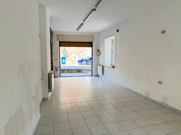 locale commerciale in vendita a Santo Stefano di Magra in zona Ponzano Magra