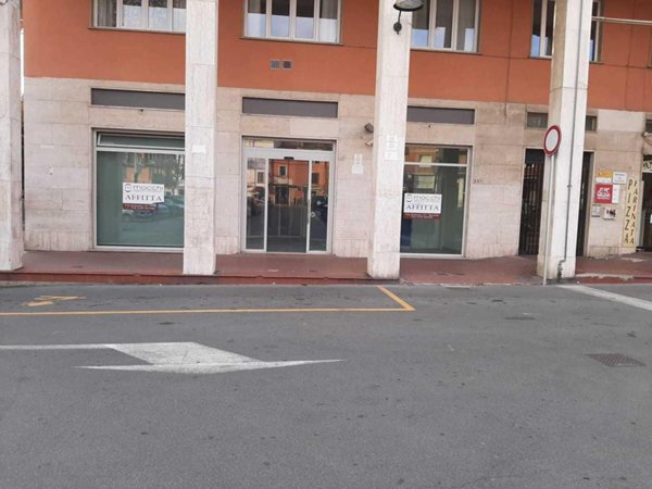 locale commerciale in vendita a Sarzana