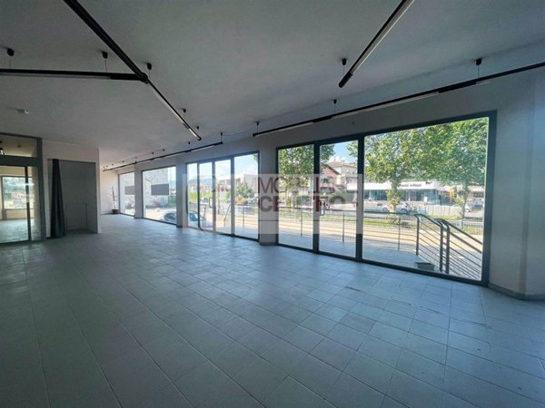 locale commerciale in vendita a Sarzana
