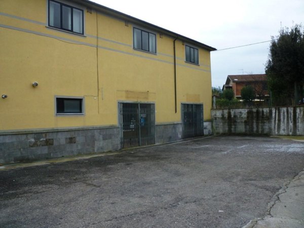 locale commerciale in vendita a Sarzana