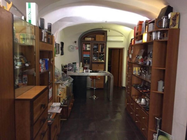 locale commerciale in vendita a Sarzana