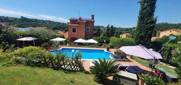 casa indipendente in vendita a Sarzana