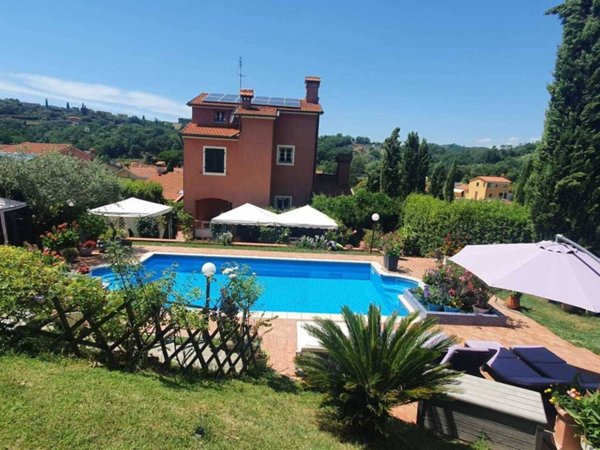 casa indipendente in vendita a Sarzana