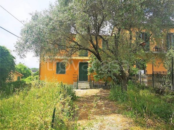 casa indipendente in vendita a Sarzana