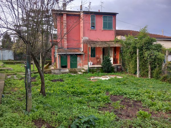 casa indipendente in vendita a Sarzana