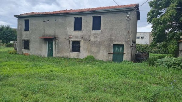 casa indipendente in vendita a Sarzana