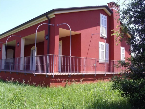 casa indipendente in vendita a Sarzana