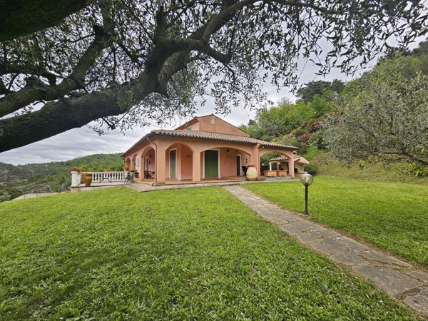 casa indipendente in vendita a Sarzana