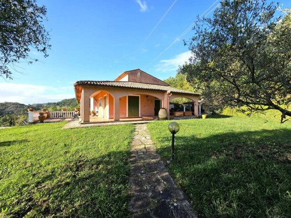 casa indipendente in vendita a Sarzana