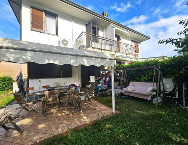 casa indipendente in vendita a Sarzana