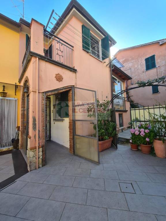 casa indipendente in vendita a Sarzana
