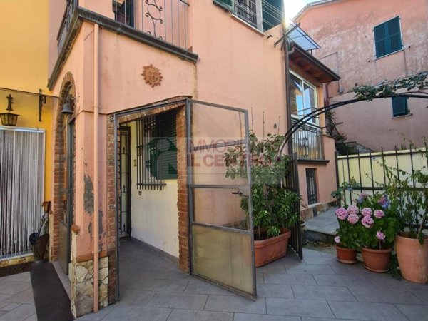 casa indipendente in vendita a Sarzana