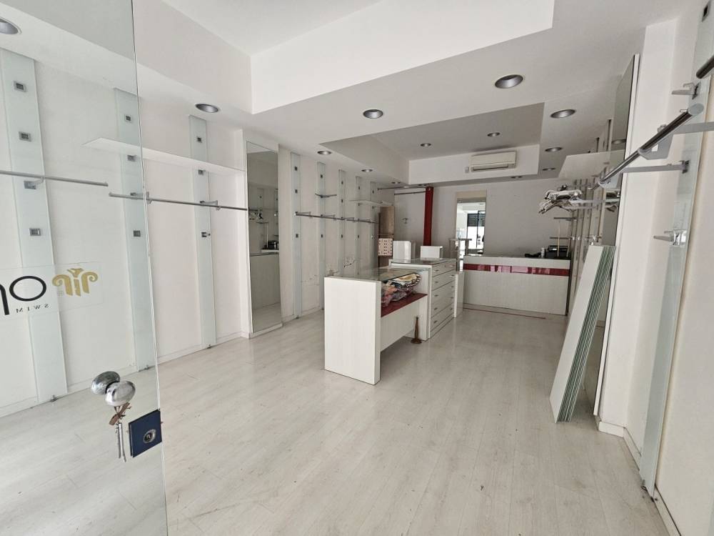locale commerciale in vendita a Sarzana