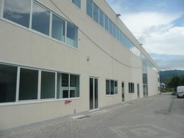 locale commerciale in vendita a Sarzana