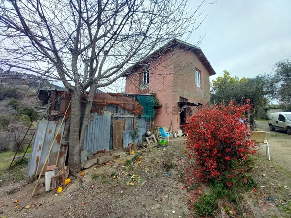 casa indipendente in vendita a Sarzana