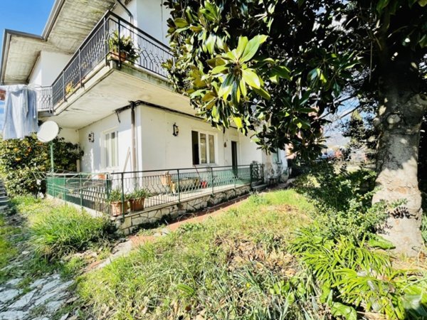 casa indipendente in vendita a Sarzana