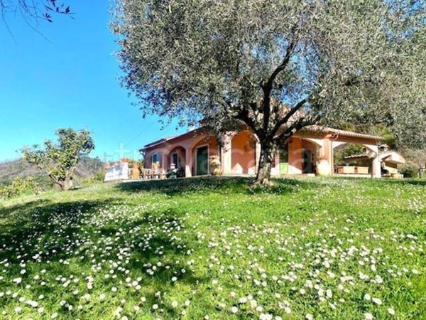 casa indipendente in vendita a Sarzana