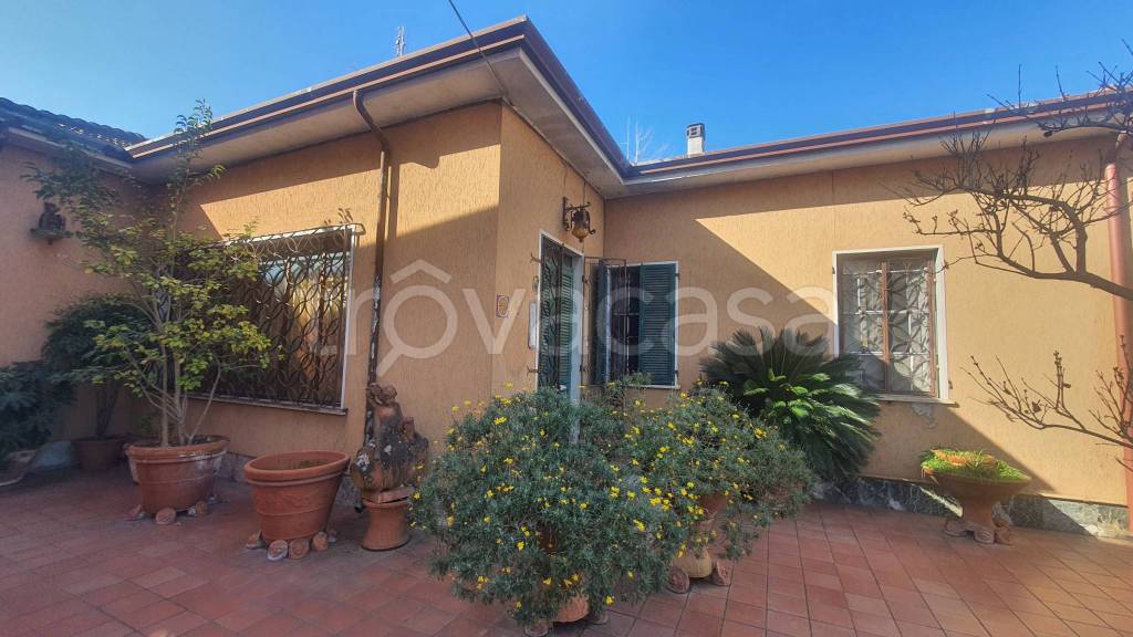 casa indipendente in vendita a Sarzana