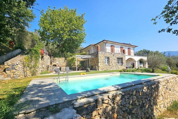 casa indipendente in vendita a Sarzana