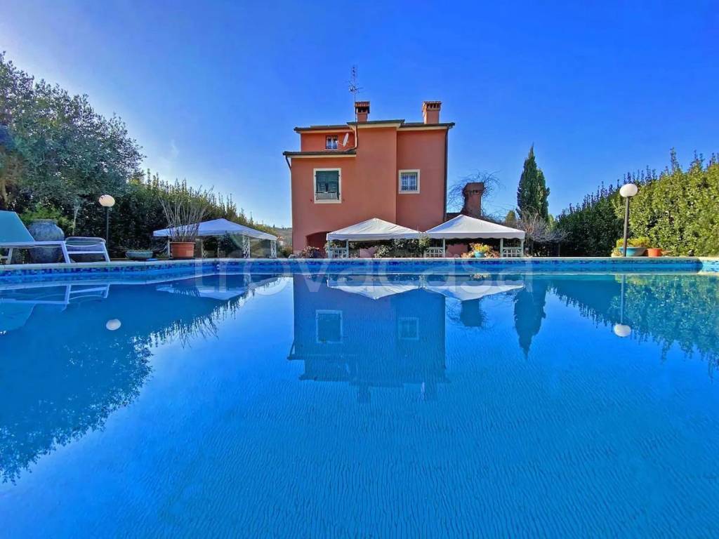 casa indipendente in vendita a Sarzana