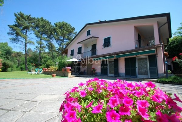 casa indipendente in vendita a Sarzana