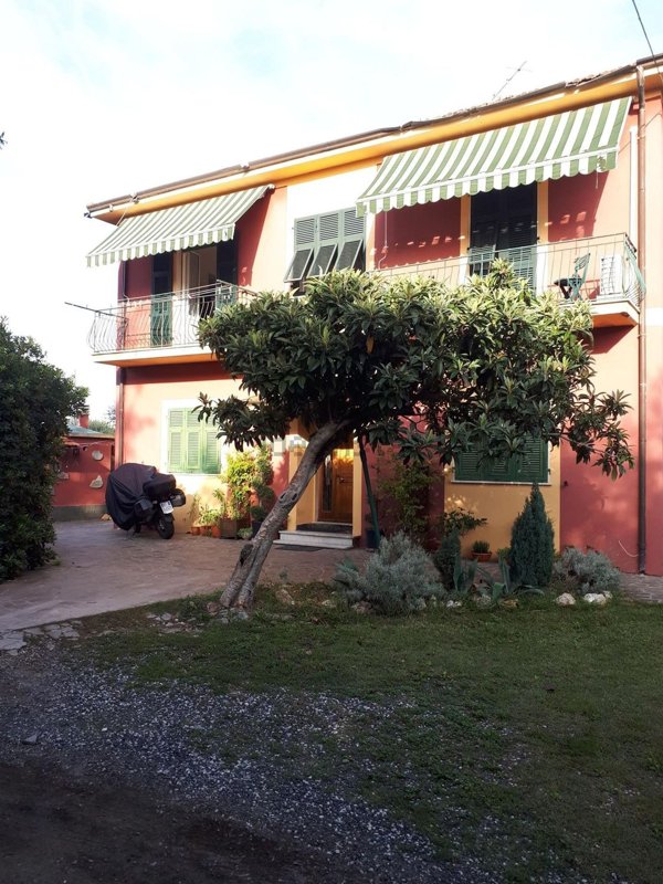 casa indipendente in vendita a Sarzana
