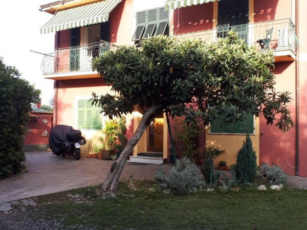 casa indipendente in vendita a Sarzana