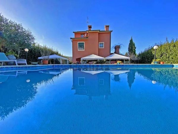 casa indipendente in vendita a Sarzana