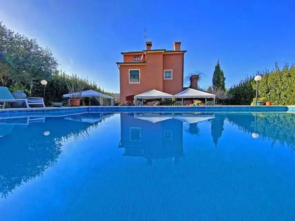 casa indipendente in vendita a Sarzana